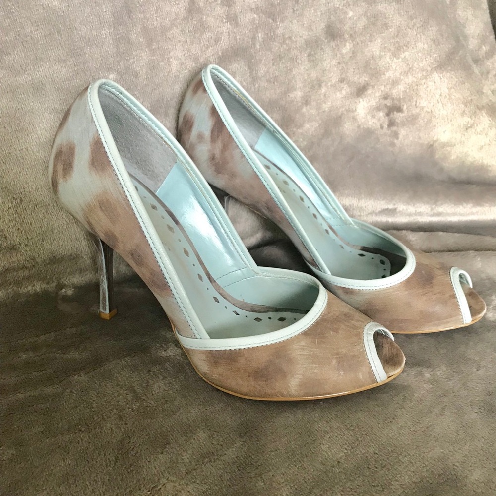 BCBG ♾ RARE ♾ peep toe pumps RARE style